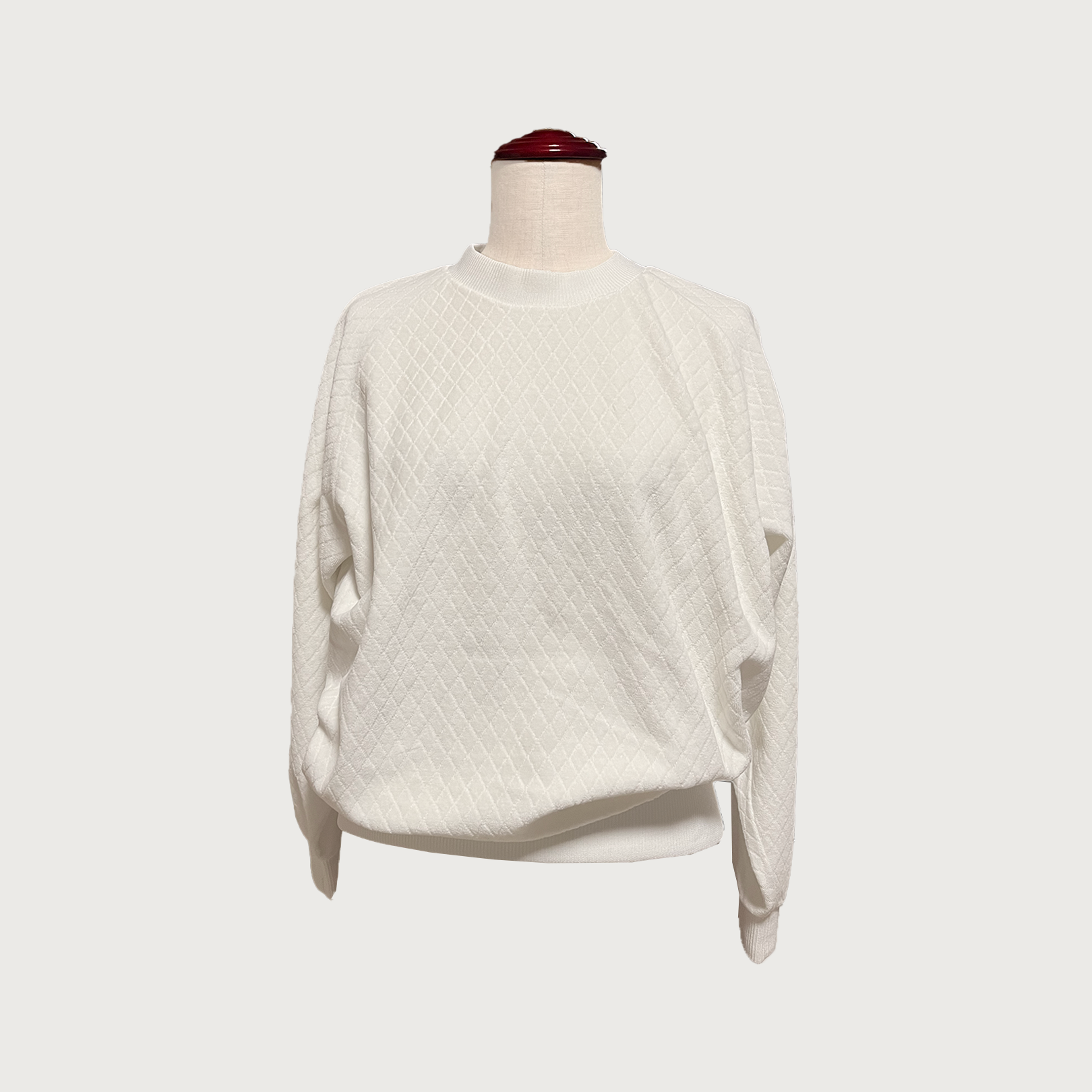 ダイヤ型の型押しが特徴 大人可愛いトップス ラグラントレーナー｜白 / ホワイト