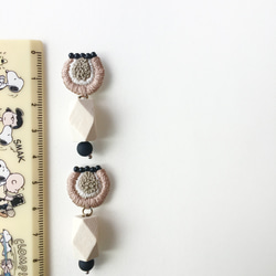 267◇on◇ピンク.刺繍アクセサリー.刺繍ピアス.刺繍イヤリング.アレルギー対応.くすみ色.ブラック.ウッドビーズ 2枚目の画像