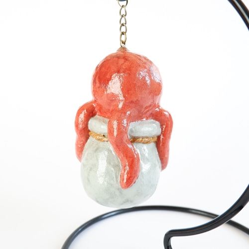 蛸壺 タコ壺 置物 和紙で色付けした置物 タコ in たこ壺 吊り飾りタイプ