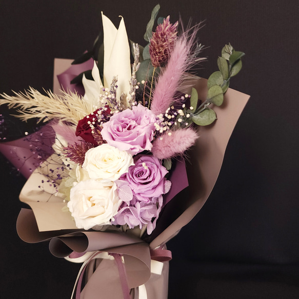 パープル系カラーのブーケ：ギフトにもおすすめ！ドライ・プリザーブドフラワーの立てたまま飾れる自立する花束 6枚目の画像
