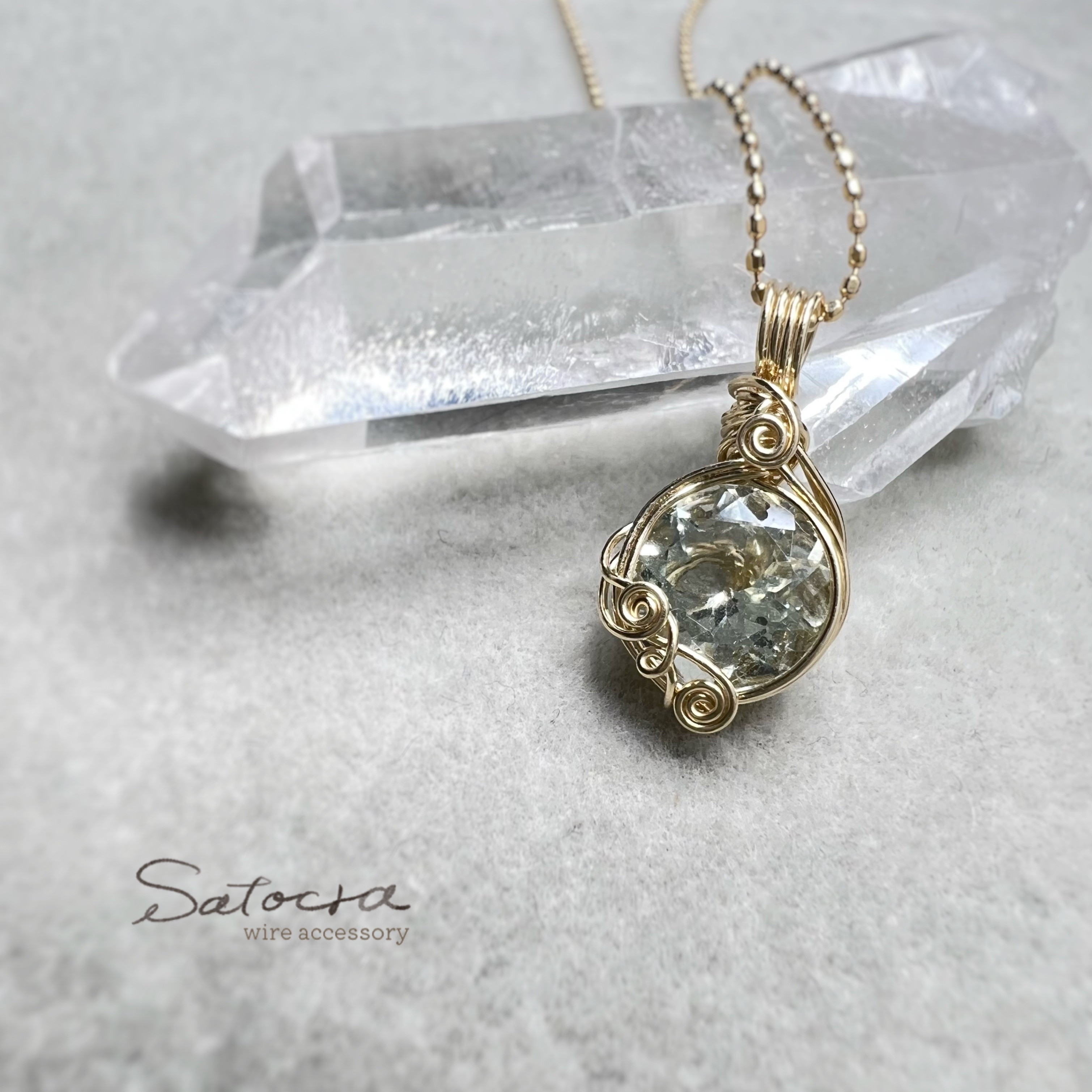 グリーンクオーツのネックレス　14kgf天然石アクセサリー　シンプルなワイヤーアクセサリー　アレルギー対応