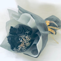 プリザーブドフラワー大輪の黒薔薇の深く美しい輝き/3輪ふんわり花束ラッピング 2枚目の画像
