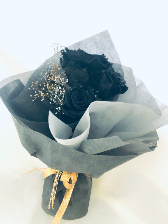 プリザーブドフラワー大輪の黒薔薇の深く美しい輝き/3輪ふんわり花束ラッピング 1枚目の画像