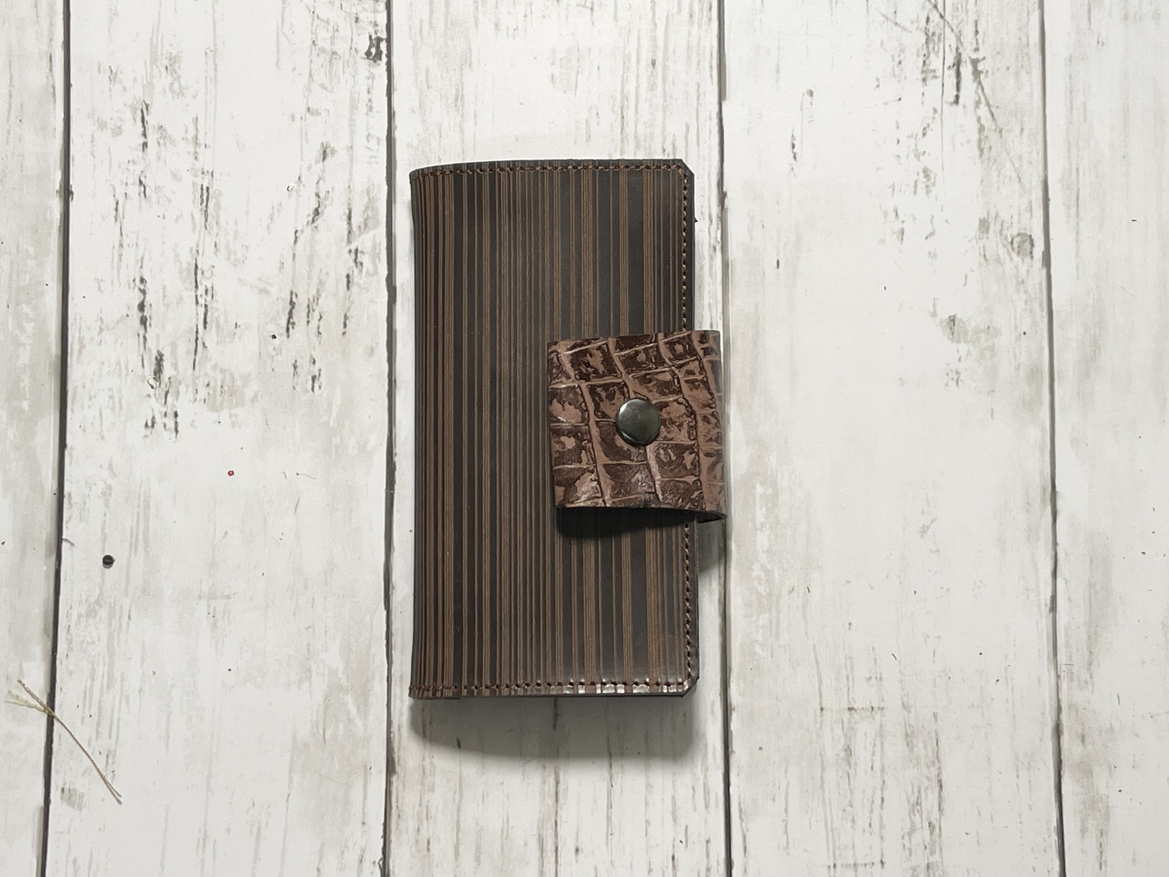 ぶもっ　iPhoneSE(第2第3世代)スマホケース　【革　皮　レザー　手帳型　ボタン留め　個性 】