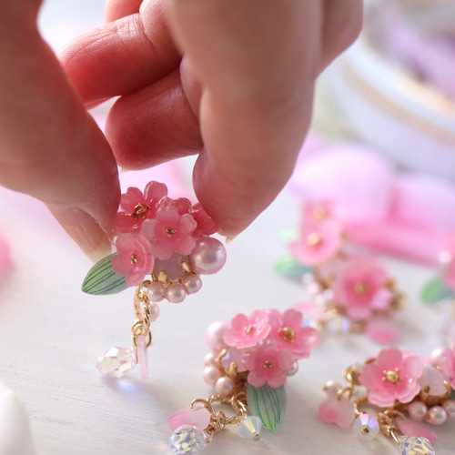 桜しゃらりん*bijouのピアス／イヤリング(右耳)＋イヤーカフ(左