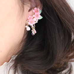 桜しゃらりん*bijouのピアス／イヤリング(右耳)＋イヤーカフ(左耳)※逆でもOK！　花、ギフト、ピンク 4枚目の画像