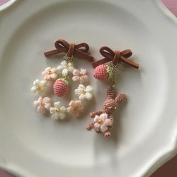 受注製作　ミルクチョコうさぎさんと小さないちごのゆらゆらイヤリング（選べる金具） 3枚目の画像