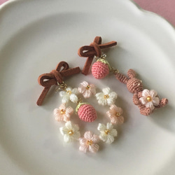 受注製作　ミルクチョコうさぎさんと小さないちごのゆらゆらイヤリング（選べる金具） 2枚目の画像