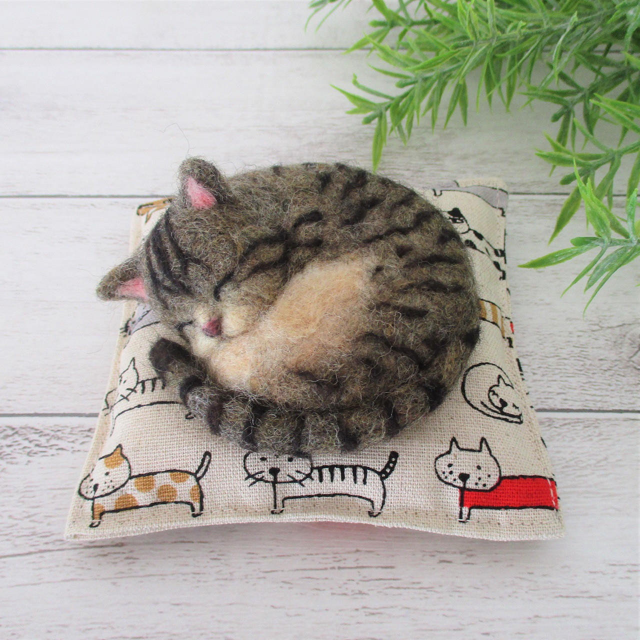 【羊毛フェルト】ほのぼの親子猫* 3匹* 座布団付き