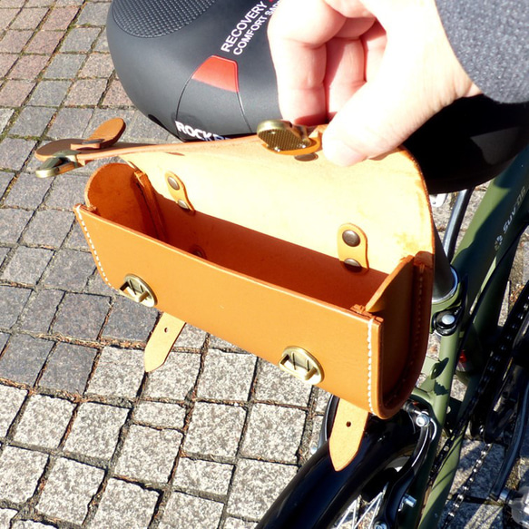 サドルバッグ　自転車用　総国産牛革製　ツールバッグ　ハンドルやフレームにも取付可能 4枚目の画像