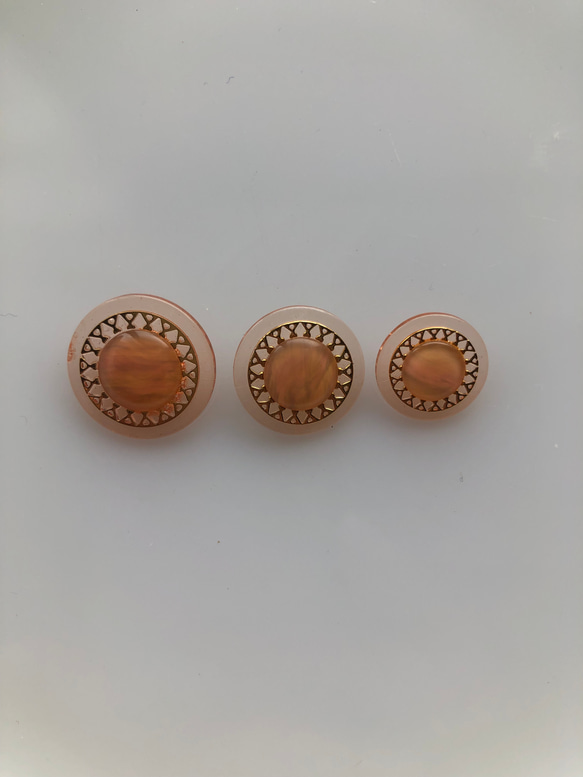アンティーク ボタン 3個　ビンテージ 昭和 レトロ 個性的 ハンドメイド素材 日本製 ポップ アクセ ピンク 1枚目の画像