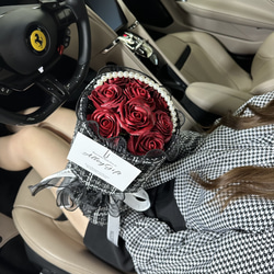 ワンホンブーケ　ツイードブーケ　SNSで大バズりした花屋が手掛ける花束　黒×赤 | Amour Bouquet 4枚目の画像