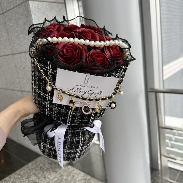 ワンホンブーケ　ツイードブーケ　SNSで大バズりした花屋が手掛ける花束　黒×赤 | Amour Bouquet 3枚目の画像
