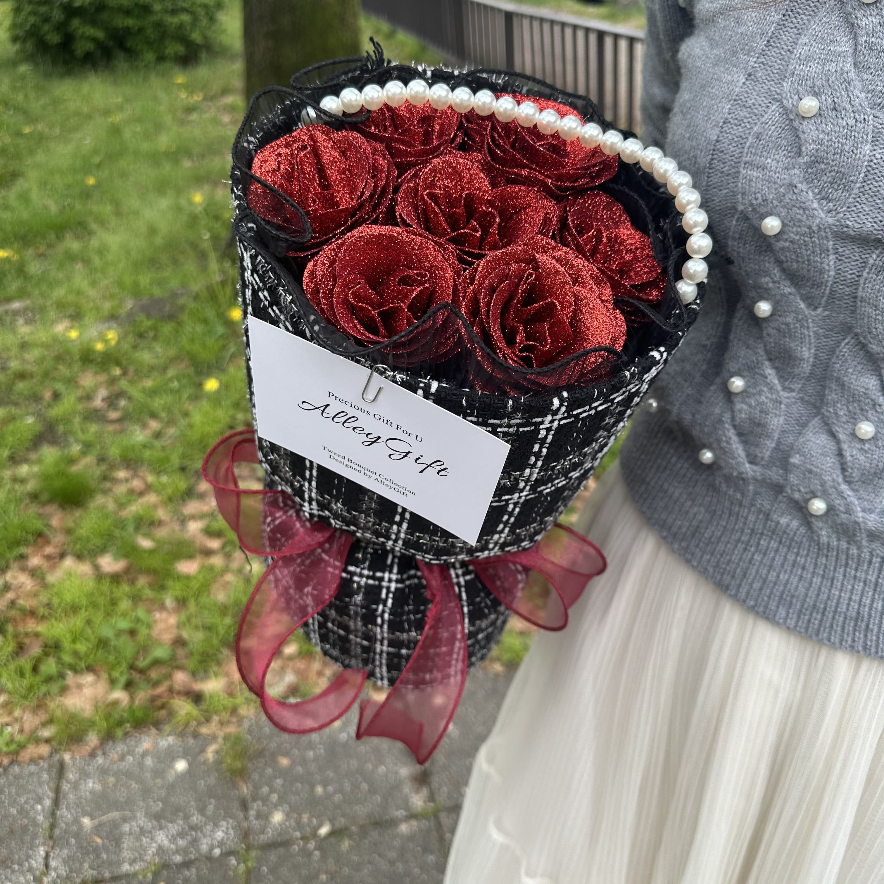 ワンホンブーケ グリッターローズ シルバー ブラック 花束 33本の黒白グリッターローズ花束 シックでエレガントな花束