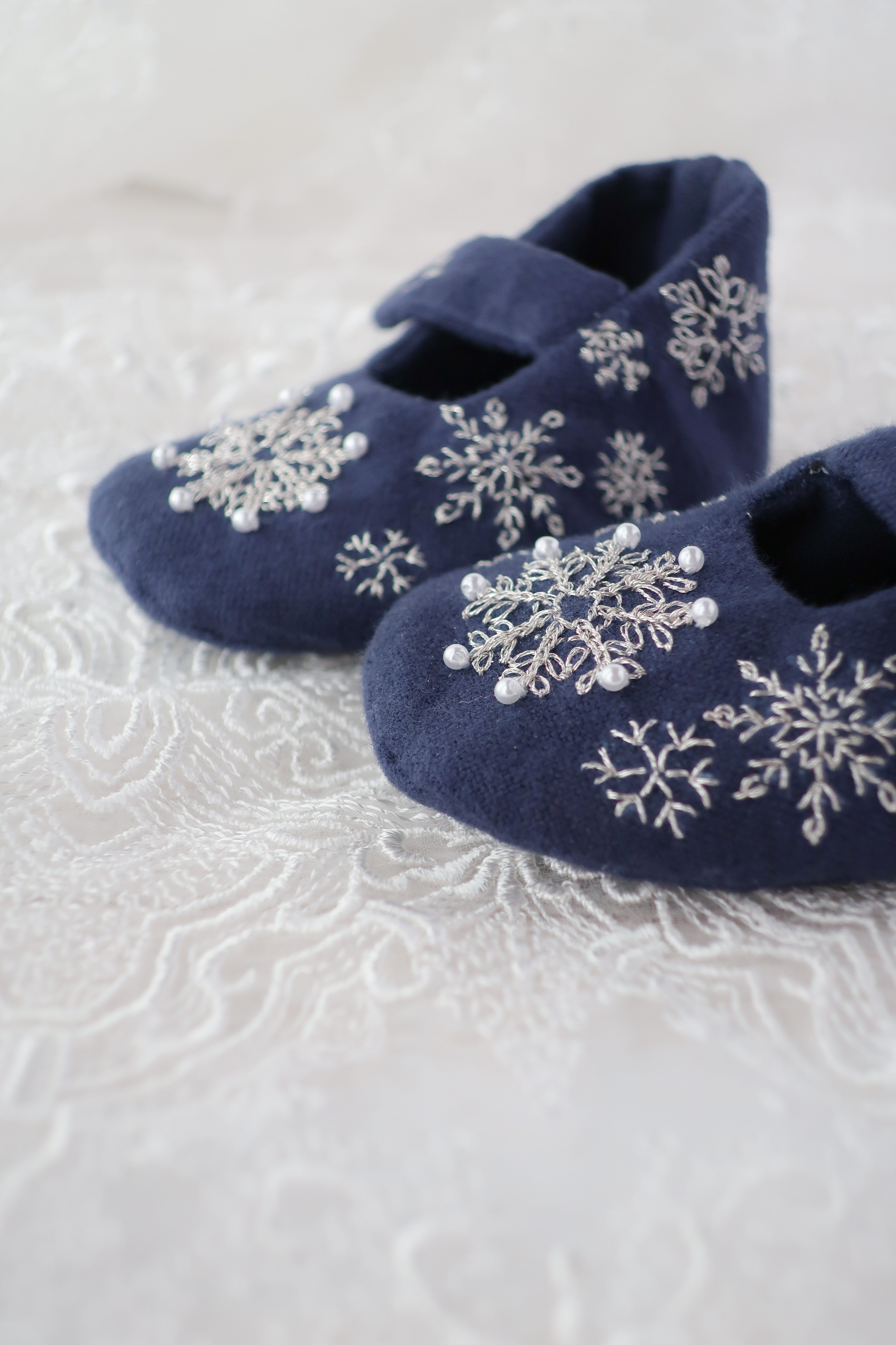 雪の結晶の刺繍ベビーシューズ　ネイビー