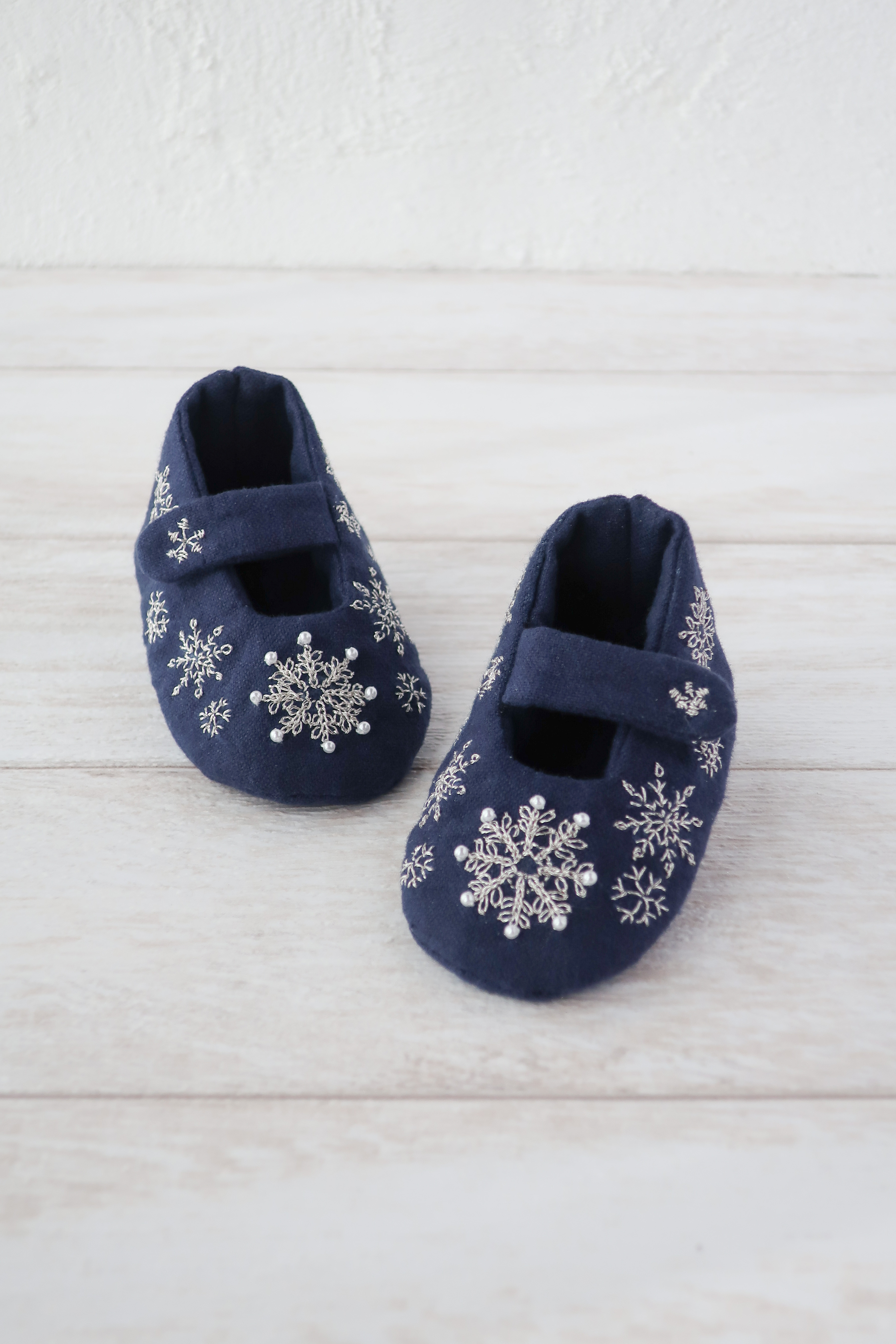 雪の結晶の刺繍ベビーシューズ　ネイビー