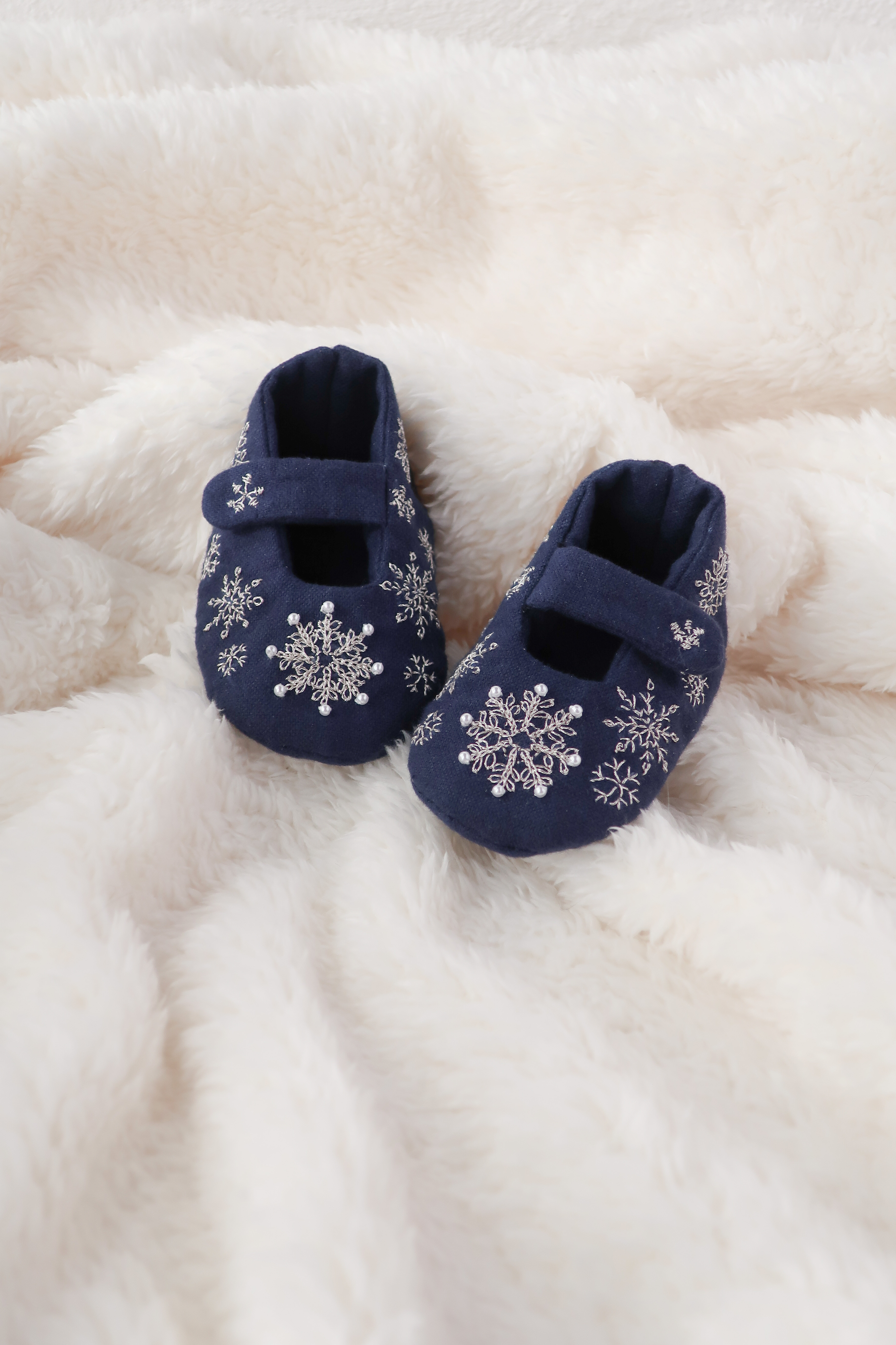 雪の結晶の刺繍ベビーシューズ　ネイビー