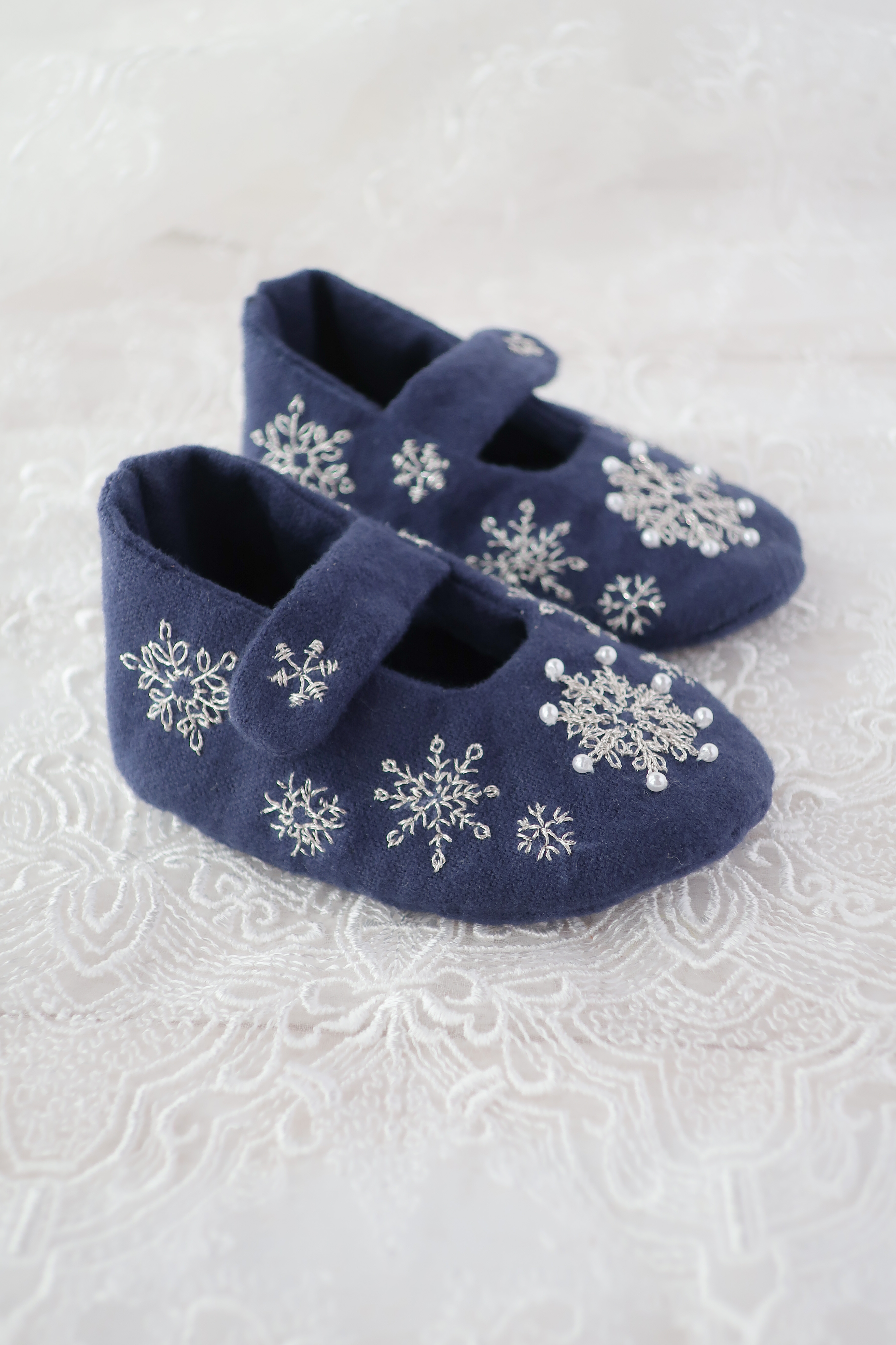 雪の結晶の刺繍ベビーシューズ　ネイビー
