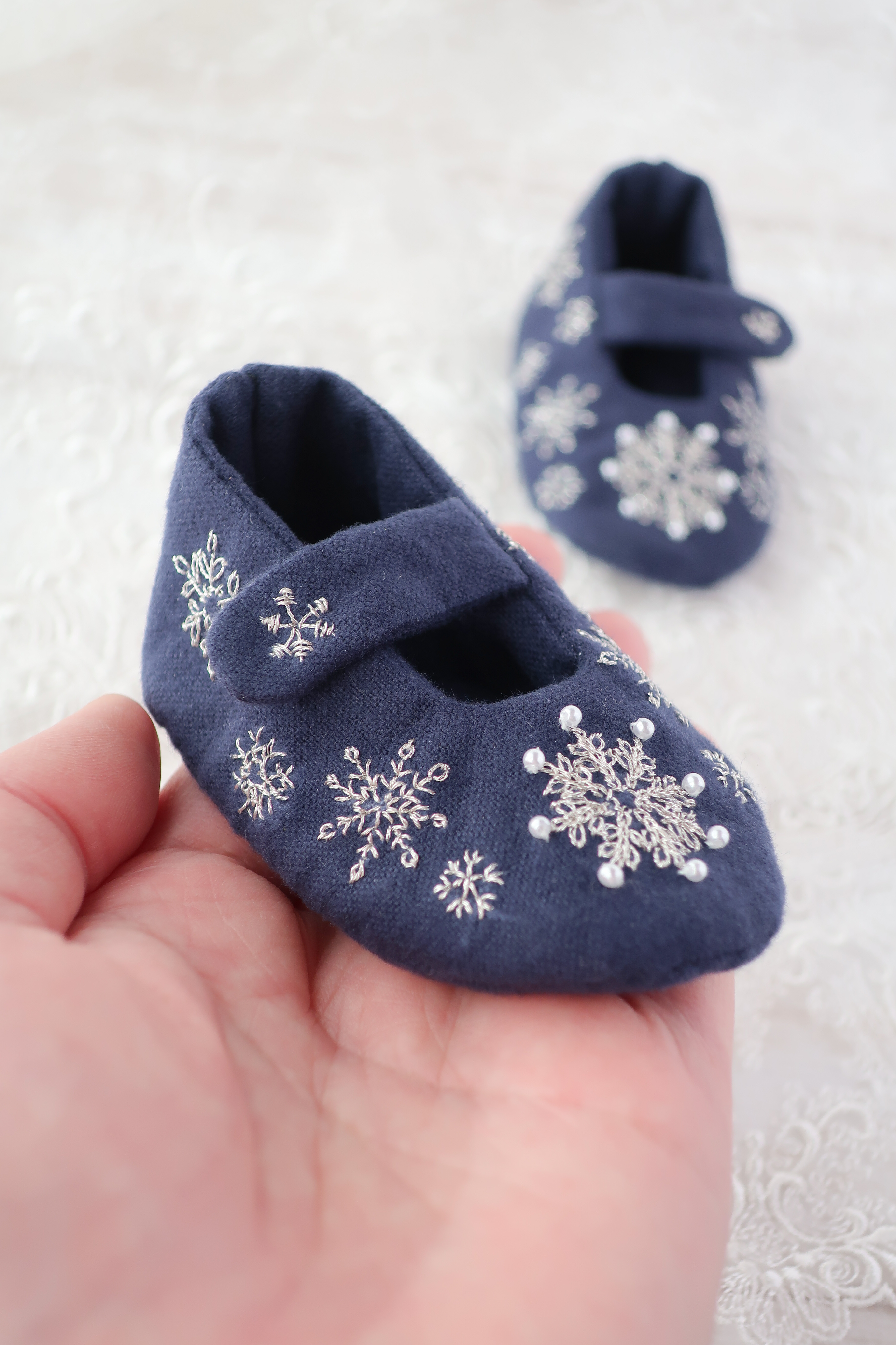 雪の結晶の刺繍ベビーシューズ　ネイビー
