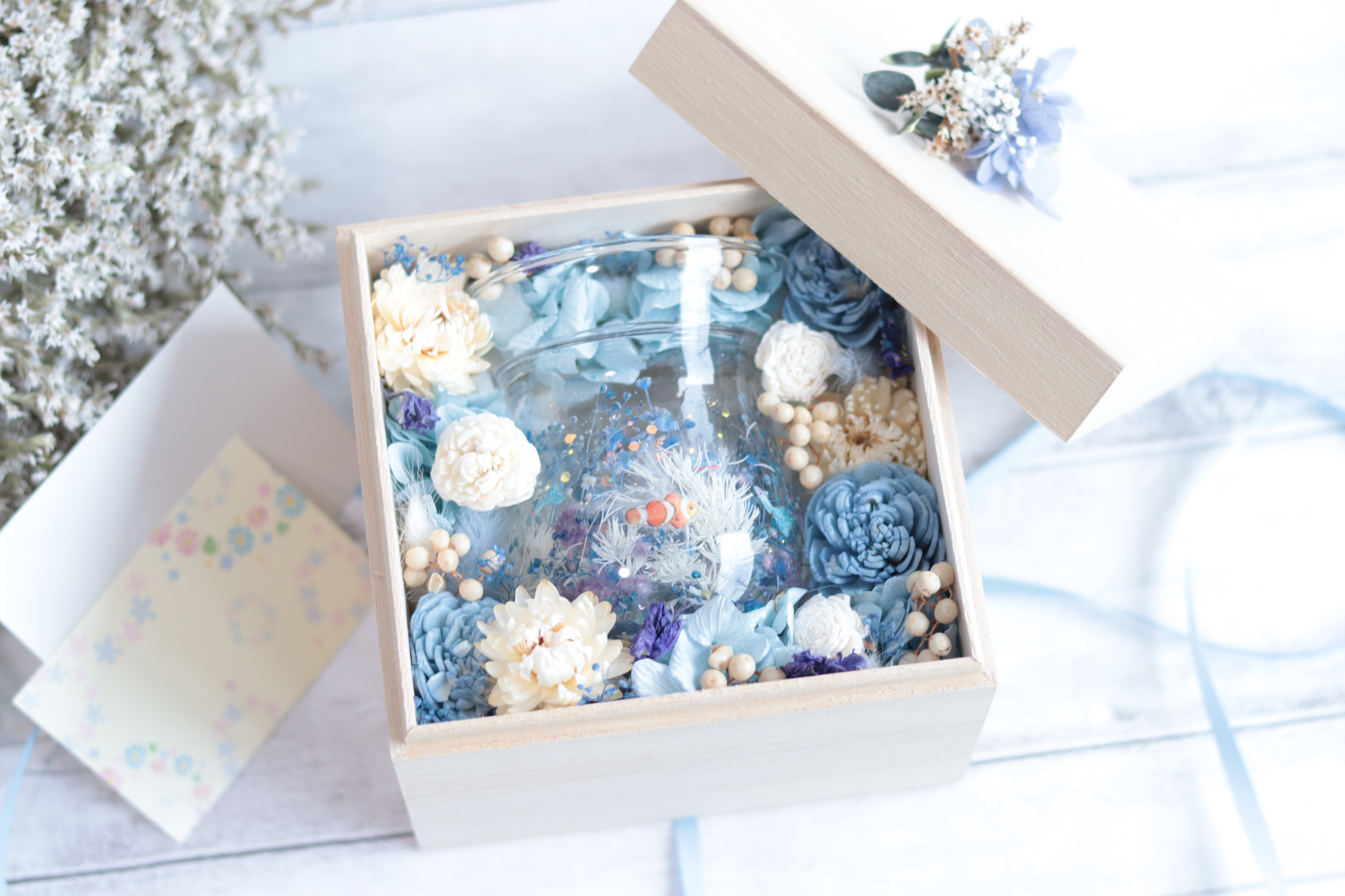 【特別な贈り物に】桐箱のフラワーBOX「カクレクマノミと水中花の海の世界」キャンドルホルダー