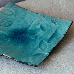 Keiji Kajiwara 藍釉木葉紋方形盤 陶瓷作品 個人陶藝家 第3張的照片