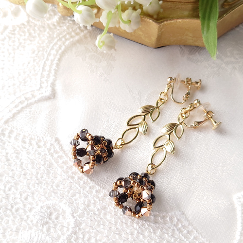 アンティーク調 ベルフラワーのイヤリング・ピアス リーフモチーフ