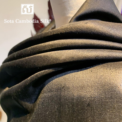 スカーフ　シルクスカーフ　ドット柄　ブラック　男女兼用　カンボジアシルク　シルク 3枚目の画像