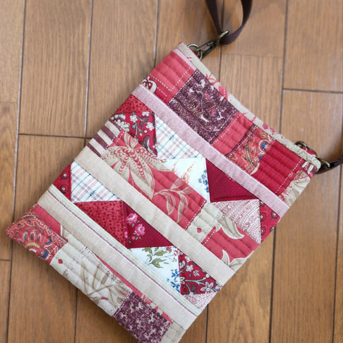 ☆ハンドメイド パッチワークのサコッシュ ピンク色 こうの早苗