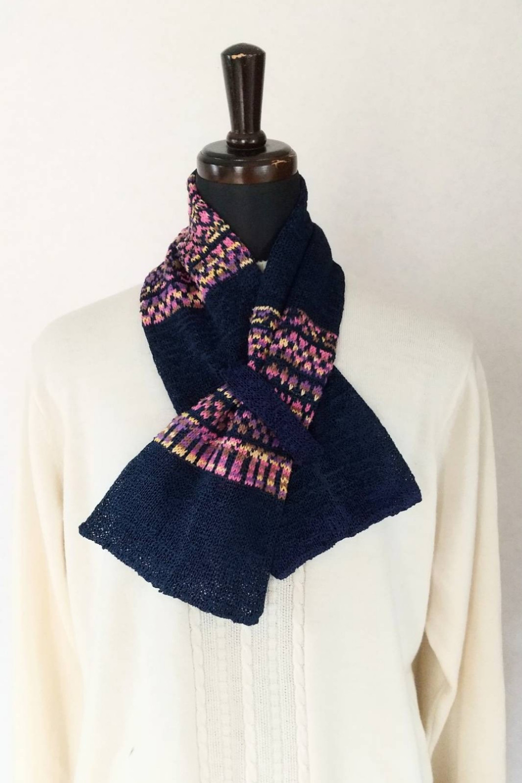 ネービーカラーの編み込み模様マフラー