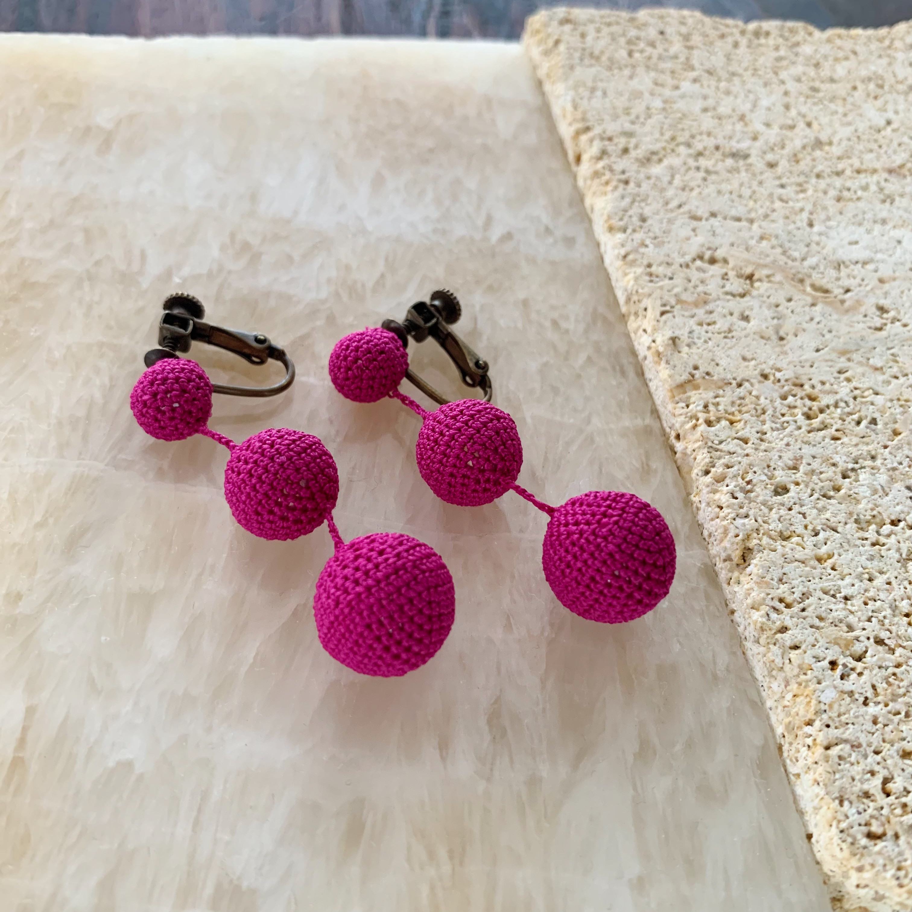 デカ編み玉しずく 両方三玉 イヤリング/ピアス やまぶどう