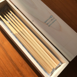 食卓に置ける箸箱(迷い込んだ小鳥）　カトラリーケース　メガネ入れ　小物入れ　蓋付き箸入れ　家族用　ヒノキの箸箱 6枚目の画像