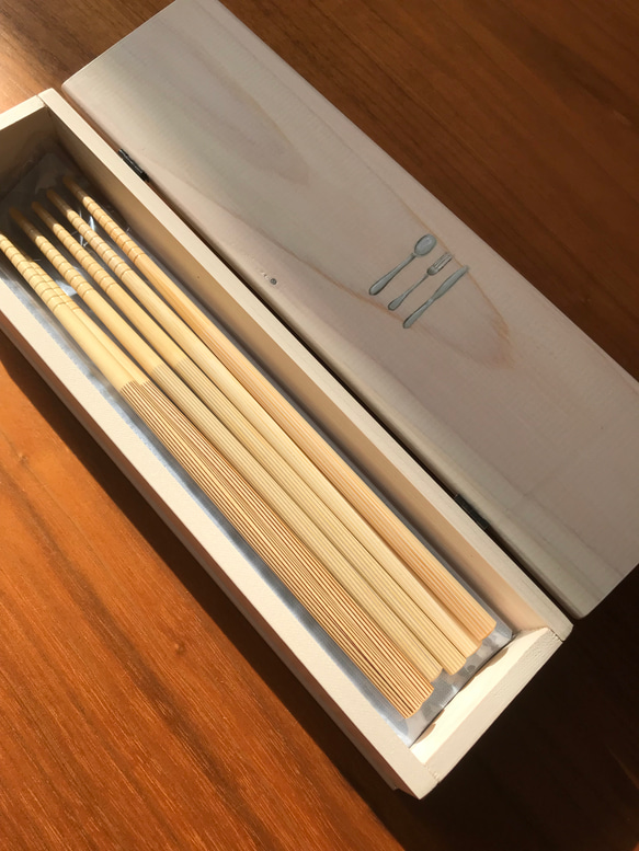 食卓に置ける箸箱(迷い込んだ小鳥）　カトラリーケース　メガネ入れ　小物入れ　蓋付き箸入れ　家族用　ヒノキの箸箱 6枚目の画像