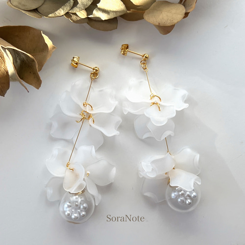ヒラヒラ花びらとガラスボールの揺れるピアス/イヤリング《クリア