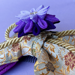 ベージュの金襴と紫の和リボン　卒業式　袴　晴れの日　振袖　浴衣　成人式　七五三　つまみ細工　和装　髪飾り 5枚目の画像