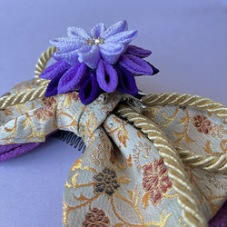 ベージュの金襴と紫の和リボン　卒業式　袴　晴れの日　振袖　浴衣　成人式　七五三　つまみ細工　和装　髪飾り 4枚目の画像