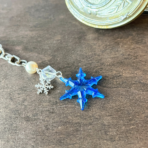 ブルーの結晶キーホルダー☆再販 / レジン / 雪 その他アクセサリー 華