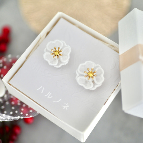 白椿ピアス/イヤリング (受注生産/オーガンジー刺繍/花/フラワー/冬