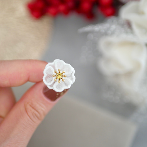 白椿ピアス/イヤリング (受注生産/オーガンジー刺繍/花/フラワー/冬