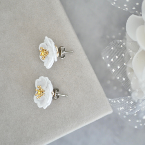 白椿ピアス/イヤリング (受注生産/オーガンジー刺繍/花/フラワー/冬