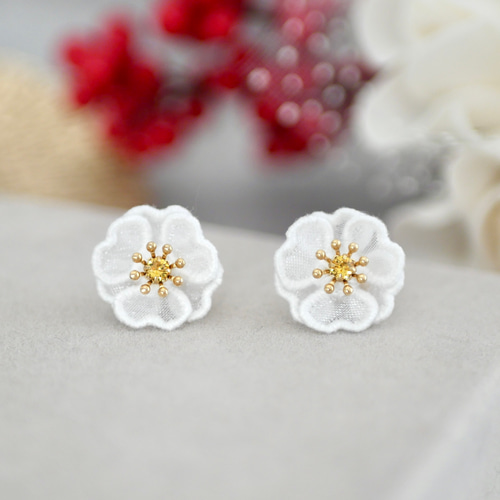 白椿ピアス/イヤリング (受注生産/オーガンジー刺繍/花/フラワー/冬