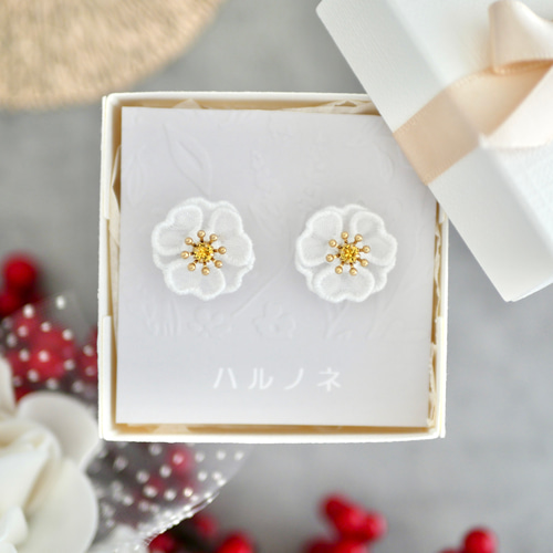 白椿ピアス/イヤリング (受注生産/オーガンジー刺繍/花/フラワー/冬