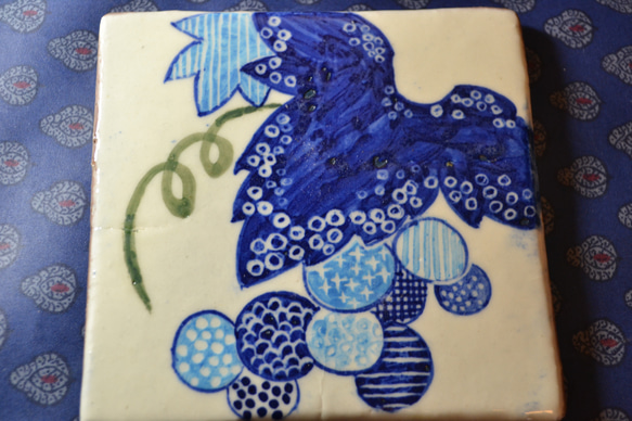 藍の和タイル(葡萄)　手描き　オリジナル絵付け　ブルー 2枚目の画像
