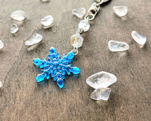 ☆雪の結晶☆シマエナガ~羽ばたき~ レジンキーホルダー ハンドメイド