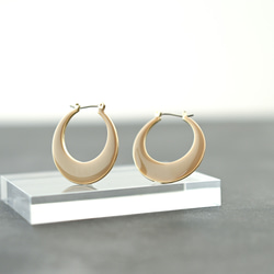 【送料無料】チタンポストピアス Crescent Moon Hoop 1枚目の画像