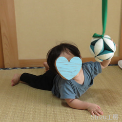 赤ちゃんの鈴入りキッキングボール(イチゴ柄白×濃ピンク）　モンテッソーリ　ベビーボール　七宝まり 3枚目の画像