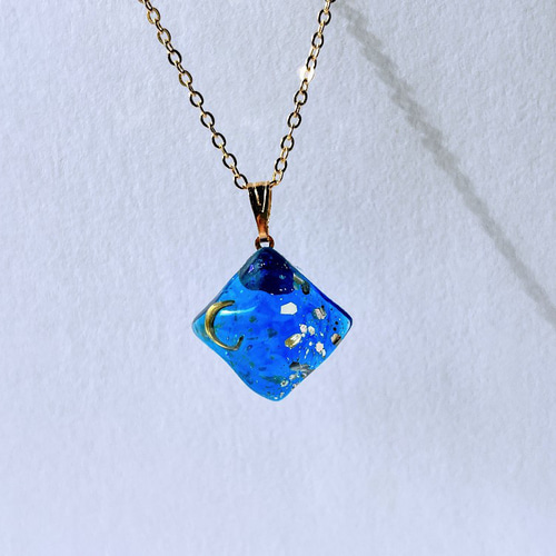 海に映る三日月ネックレス(ブルー) / レジン / 水面 / 夜空 ネックレス  