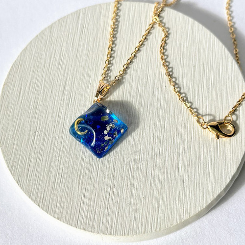 海に映る三日月ネックレス(ブルー) / レジン / 水面 / 夜空 ネックレス  