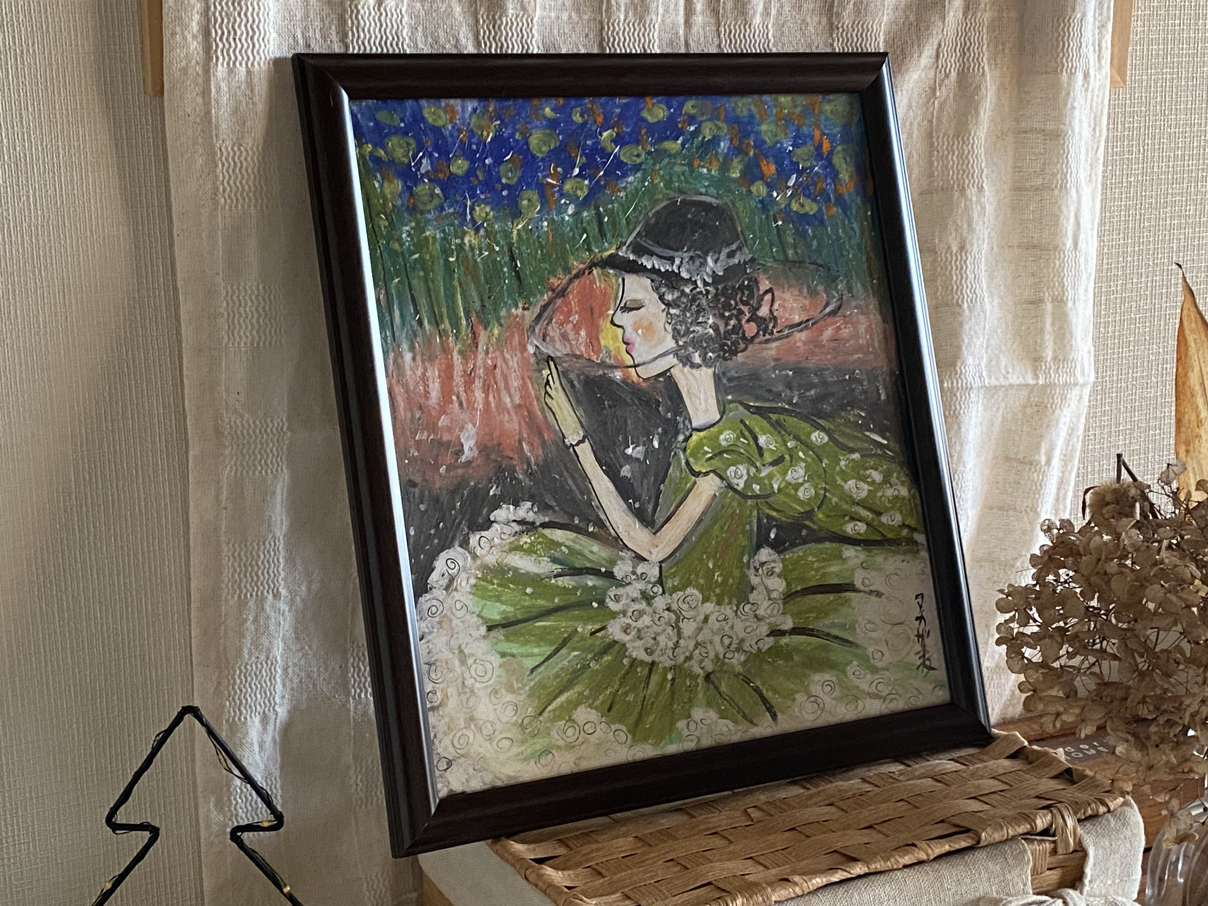 絵画 。壁掛け絵【夜光の蛍の火とピンクの花の海、緑のドレスを着た神秘的な少女】 絵画 。壁掛け絵【夜光の蛍の火とピンクの花の海、緑のドレスを