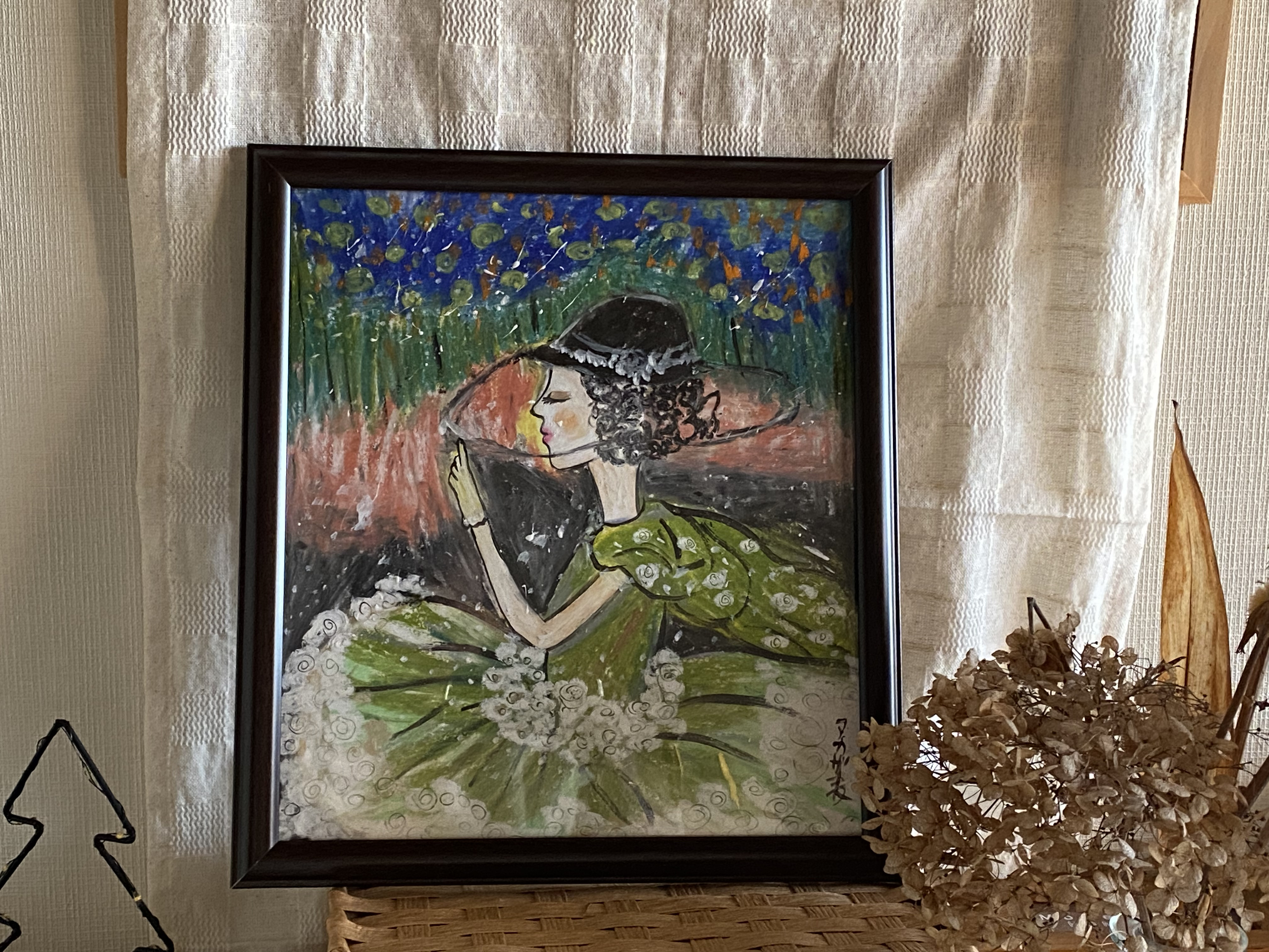 絵画 。壁掛け絵【夜光の蛍の火とピンクの花の海、緑のドレスを着た神秘的な少女】 絵画 。壁掛け絵【夜光の蛍の火とピンクの花の海、緑のドレスを