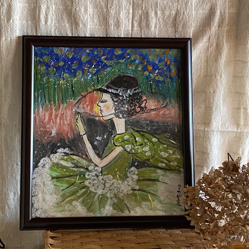 絵画 。壁掛け絵【夜光の蛍の火とピンクの花の海、緑のドレスを着た